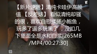 [MP4/ 135M]新疆夫妻，邀请单男一起来家里3P，骚妻跪舔吃两根，洋洋得意的满足表情，像吃菜一样香！