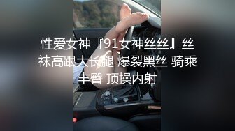 偷偷溜进女厕所，本想创造条件拍脸，无奈拍不到，只好从底下伸进去冒死拍，被女的胸：干嘛你是哪个？