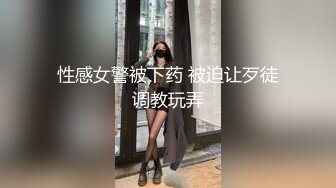 两个制服黑丝美女同事到家里安排工作，身材丰腴挑逗欲望，全搞上狠操