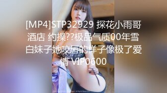 《极品CP魔手外购》火爆商场女厕固定4K镜头拍脸移动镜头拍私处，各路年轻美女美少妇方便，有美女也有极品B[ (4)