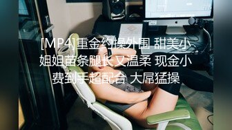 长发飘飘身材瘦小的妹子，和男友无套女上位骑乘啪啪，表情很丰满