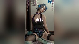 女神级纯纯气质小美女，穿着白T恤裙装，笔直美腿活力