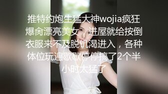 去朋友家做客时他清纯漂亮的女友洗澡后主动勾引我,发育的真好,奶子又白又大,忍不住直接猛操,朋友在旁边拍摄！