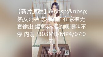 只穿着一件裹胸黑衣的性感大长腿美女 下体逼毛黑黝黝