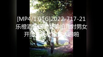 校园霸凌-学生妹因为私下说大姐大唱歌难听,被拉到KTV扒光衣服强迫她拿着麦克风教大姐大怎么唱歌