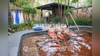 国内新婚闹洞房把新娘子按在床上胸罩解开用毛笔把奶头涂黑等会让新郎吃