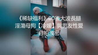 拍到美妇把男服务生带进女厕让舔逼