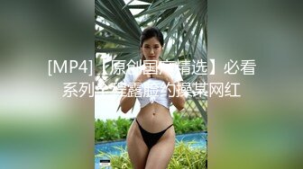 这是哪个公司的极品骚妹子上着班就玩，无毛白虎逼展示，后面还有个大哥在工作，揉奶玩逼道具插都喷水了刺激