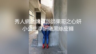 偷拍路边等人橙色连衣短裙漂亮的少妇