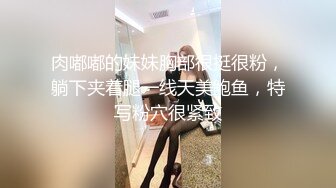 抽插女仆装少妇，舔着手指被操。