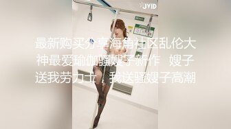 龙哥探花3P极品小骚货，抱着亲小嘴吃奶子玩弄，口活按摩棒玩阴蒂揉骚奶子，按在电脑桌前爆草续