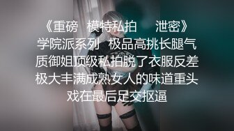 商场女厕超近距离贴B拍 刷手机的少妇