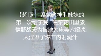 和几个老同学聚会去KTV玩看模特跳脱衣钢管舞长得像思聪的背心哥真幸运被赤裸的模特性挑逗