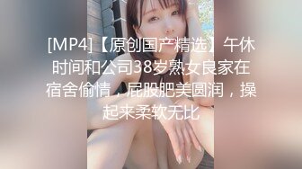 《极品CP魔手外购》潜入女厕赤裸裸拍脸拍逼各种美女小姐姐方便~有惊喜小妹子看黄片疯狂紫薇这手法没少自己玩 (5)