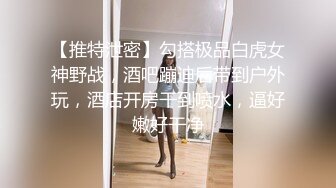 轻熟女长发露脸道具自慰插菊花，整根没入，掰穴特写蝴蝶逼