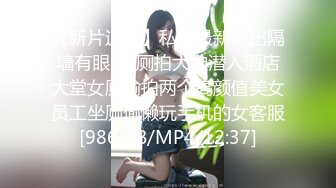 【 偷拍】大神躲在浴室通风管看美女更衣美女喜欢扣屁眼[某房原版]（上） (1)