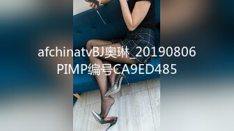 美女模特与意大利男友穿着性感黑丝情趣内衣在客厅里啪啪