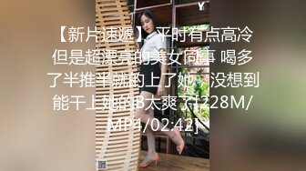 商场女厕多角度偷拍美女店员的小黑鲍