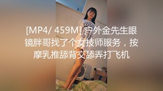 《居家摄像头破解》偷窥美少妇脱光光和相好的视频聊天