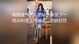 童颜巨乳骚母狗全程露脸陪狼友发骚，让小哥滴蜡道奶子和逼逼上好刺激