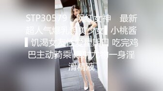 胸前纹身顶级网红外围美女，扒掉衣服胖哥楼楼抱抱，妹子骚起来自摸小穴，超大美臀骑乘，穿上黑丝连续两跑