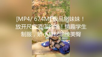 商场TP美女和男友约会牛仔裙里竟然没有穿内裤