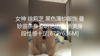 风骚小少妇的3P，全程露脸伺候两根大鸡巴深喉口交主动上位，看着屏幕听狼友指挥各种抽插浪叫不止别错过