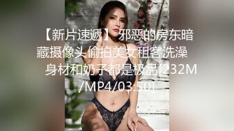 对着上位的轻松分娩型美臀女人猛烈地吞食公鸡