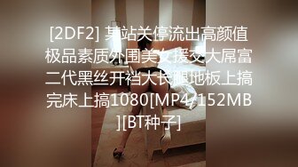 联通女业务员拿着手机给客户介绍时被恶搞突然自动播放她洗澡的视频