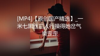 [MP4/ 510M] 极品圆润肥臀少妇夫妻居家啪啪，性感开档黑丝跪着深喉交，翘起大屁股后入抽插