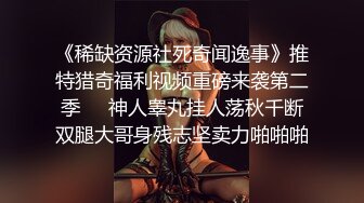 妹子怎么就坐地板砖上玩起来了