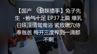 觉得我土气而瞧不起的辣妹店员在试衣间看到我的大屌就露出了淫荡的微笑