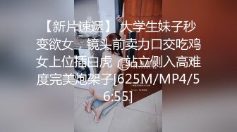 合租房冒死门缝偷窥 对门的美女洗完澡出来换衣服身材还挺不错