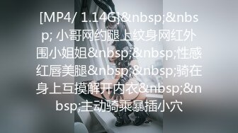 STP33231 穿上高跟陪狼友發騷，顏值不錯的美女模特跟狼友互動撩騷聽指揮大秀直播，揉奶玩逼敞開腿掰開騷穴給狼友看