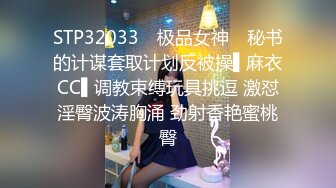 丰满身材毛毛浓密大屁股少妇和炮友激情啪啪，床边翘起屁股后入抽插最后内射非常诱人