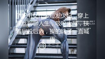 展会女厕蹲守长凳上休息的制服长发美眉终于看到她的大肥鲍